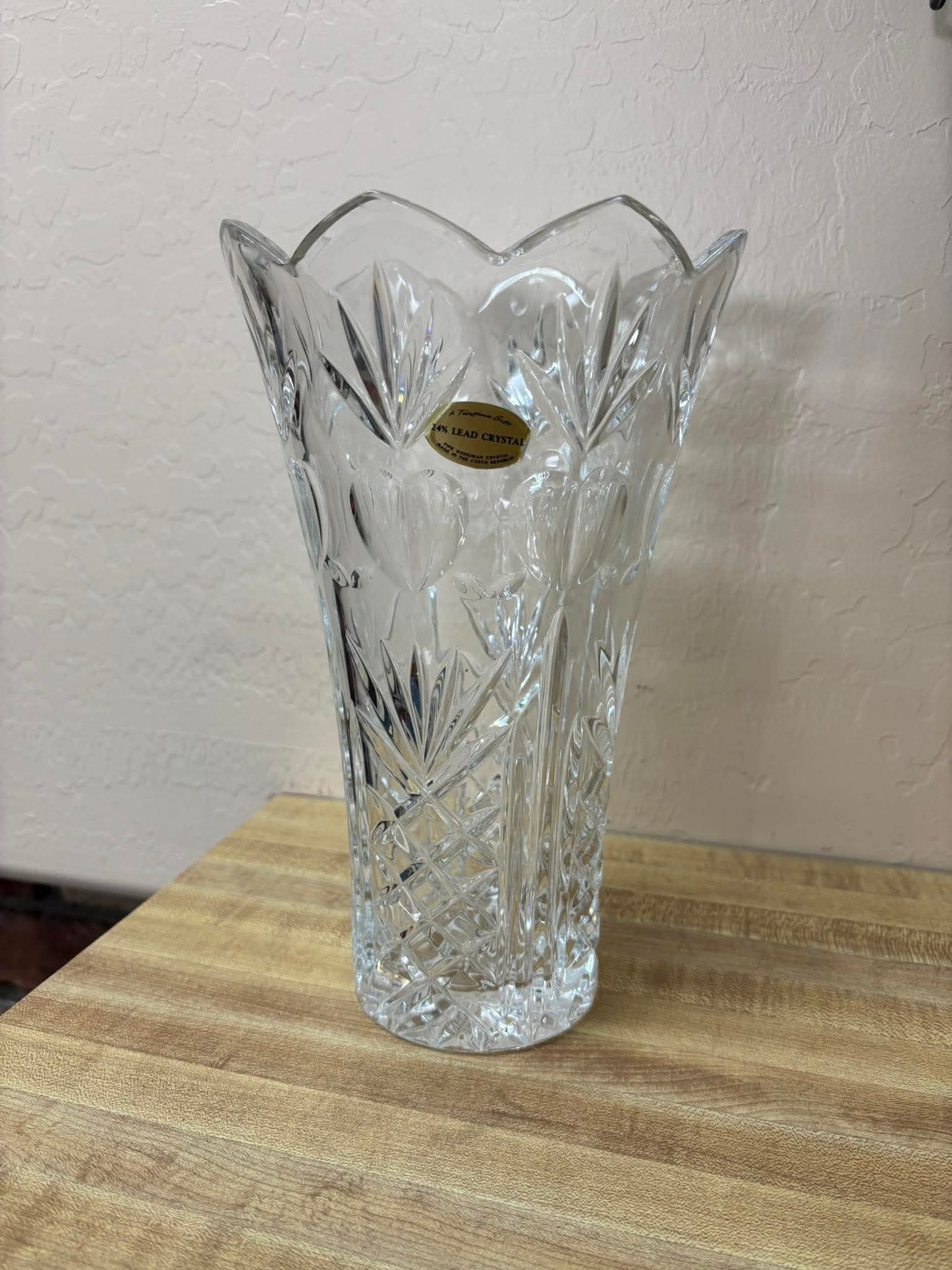 Este elegante florero o jarrón de cristal de Bohemia, producido en la República Checa, está fabricado con un 24% de cristal y tiene una altura de 25 cm.