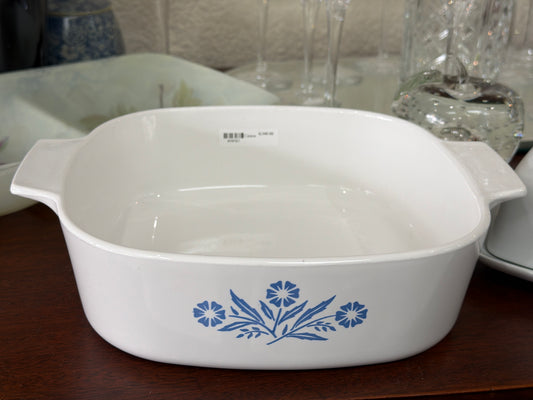 Pyrex presenta la cazuela vintage Corning Ware modelo A-2-B 2 Litros reconocida por su patrón floral azul característico.