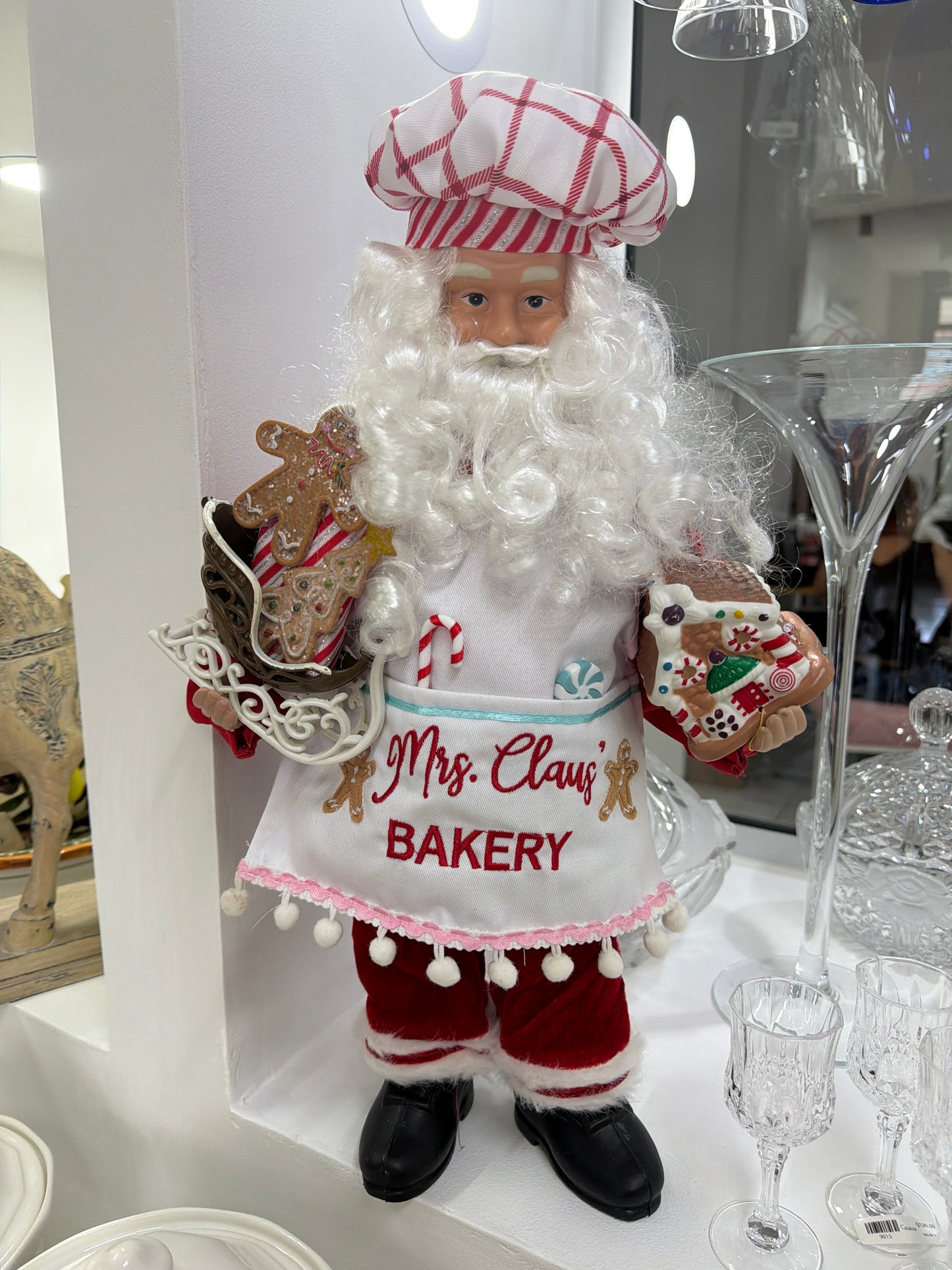 Santa Claus 
Figura de  48 cm, edición 2023 de North Pole Trading. Forma parte de la colección Fabriché y representa a Santa como chef de galletas, con gorro a cuadros rojos y blancos y delantal blanco.