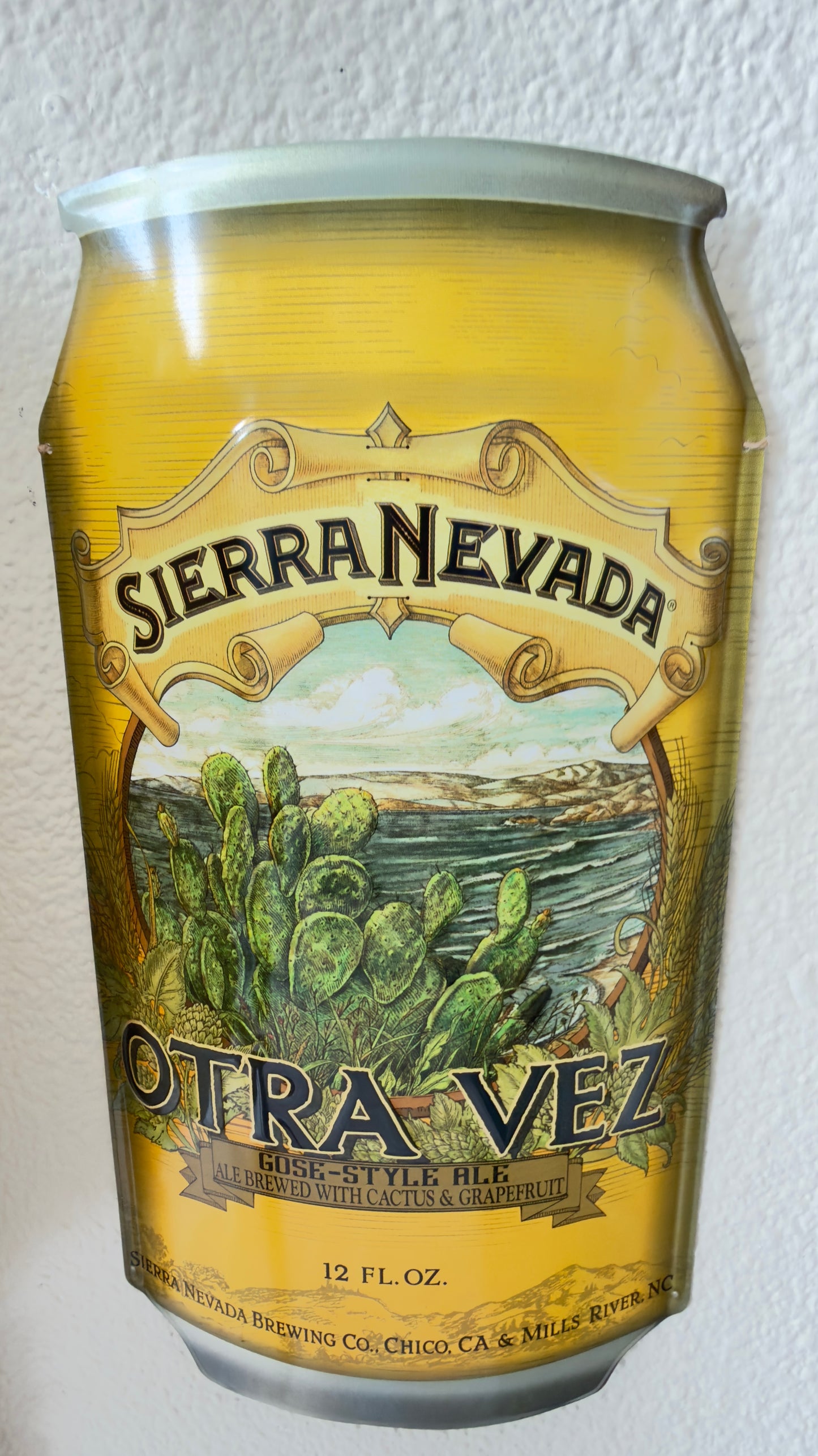 Lata gigante partida a la mitad de 12 fl oz,
