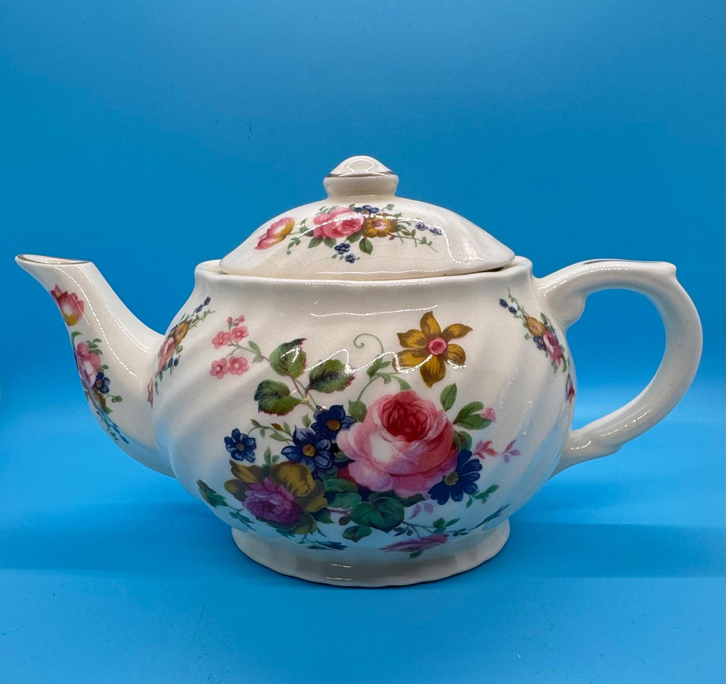 Tetera de porcelana antigua con delicados diseños florales en ambas caras/ Englad