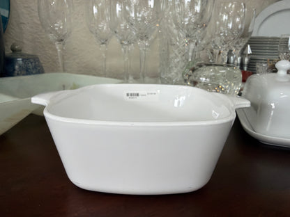 Pyrex CorningWare P-43-B es una cacerola de porcelana blanca con capacidad de 700 ml, diseñada para hornear y servir con eficiencia.