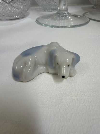 Conjunto de tres figurillas de perro en porcelana azul y blanca, fabricadas en Japón.