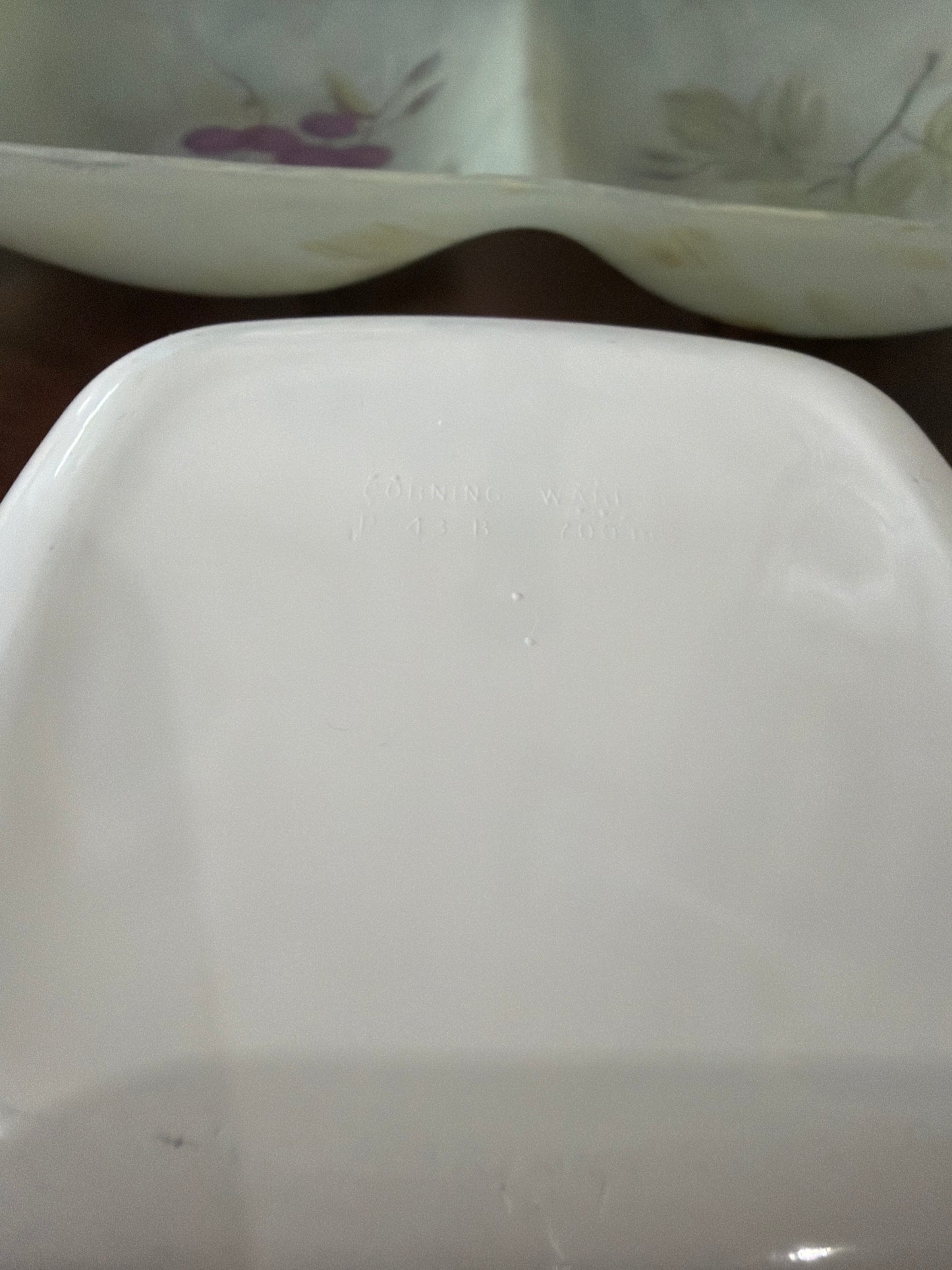 Pyrex CorningWare P-43-B es una cacerola de porcelana blanca con capacidad de 700 ml, diseñada para hornear y servir con eficiencia.