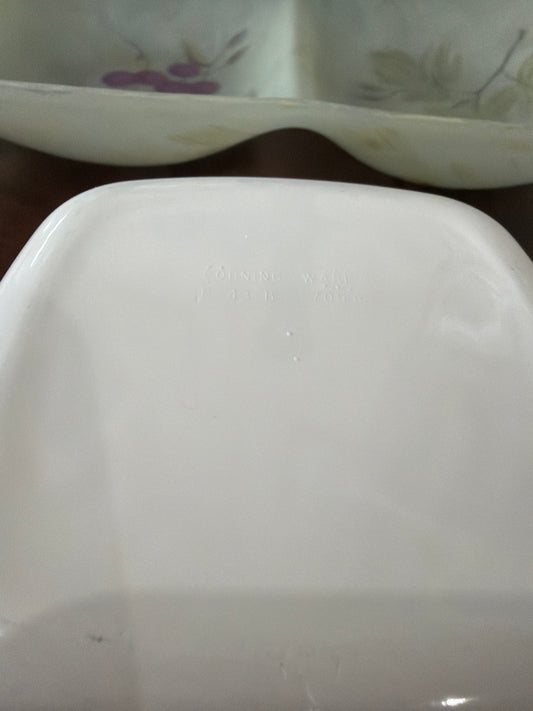 Pyrex CorningWare P-43-B es una cacerola de porcelana blanca con capacidad de 700 ml, diseñada para hornear y servir con eficiencia.