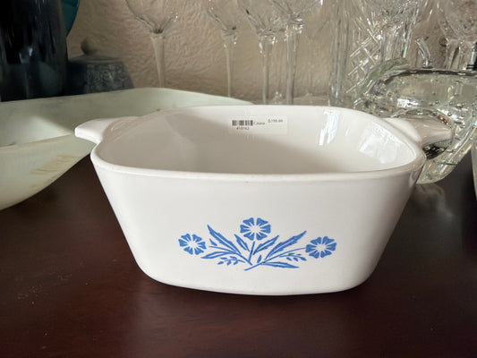 Pyrex presenta la cazuela vintage Corning Ware modelo P-43-B, reconocida por su patrón floral azul característico.