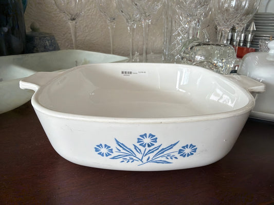Pyrex presenta la cazuela vintage Corning Ware modelo P-1-B 1Litro reconocida por su patrón floral azul característico.