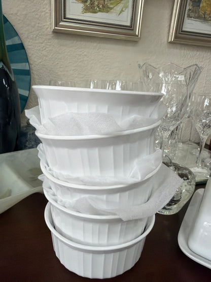 Pyrex CorningWare French White F-16-B 500ml, es una cazuela redonda de cerámica vitrificada con diseño exterior acanalado, adecuada para uso directo del horno a la mesa.