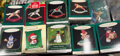 (El precio es individual )  Adorno miniatura de la serie Hallmark Keepsake 1995, edición coleccionista #8. Incluye diseño de caballo mecedor y muñeco de nieve,