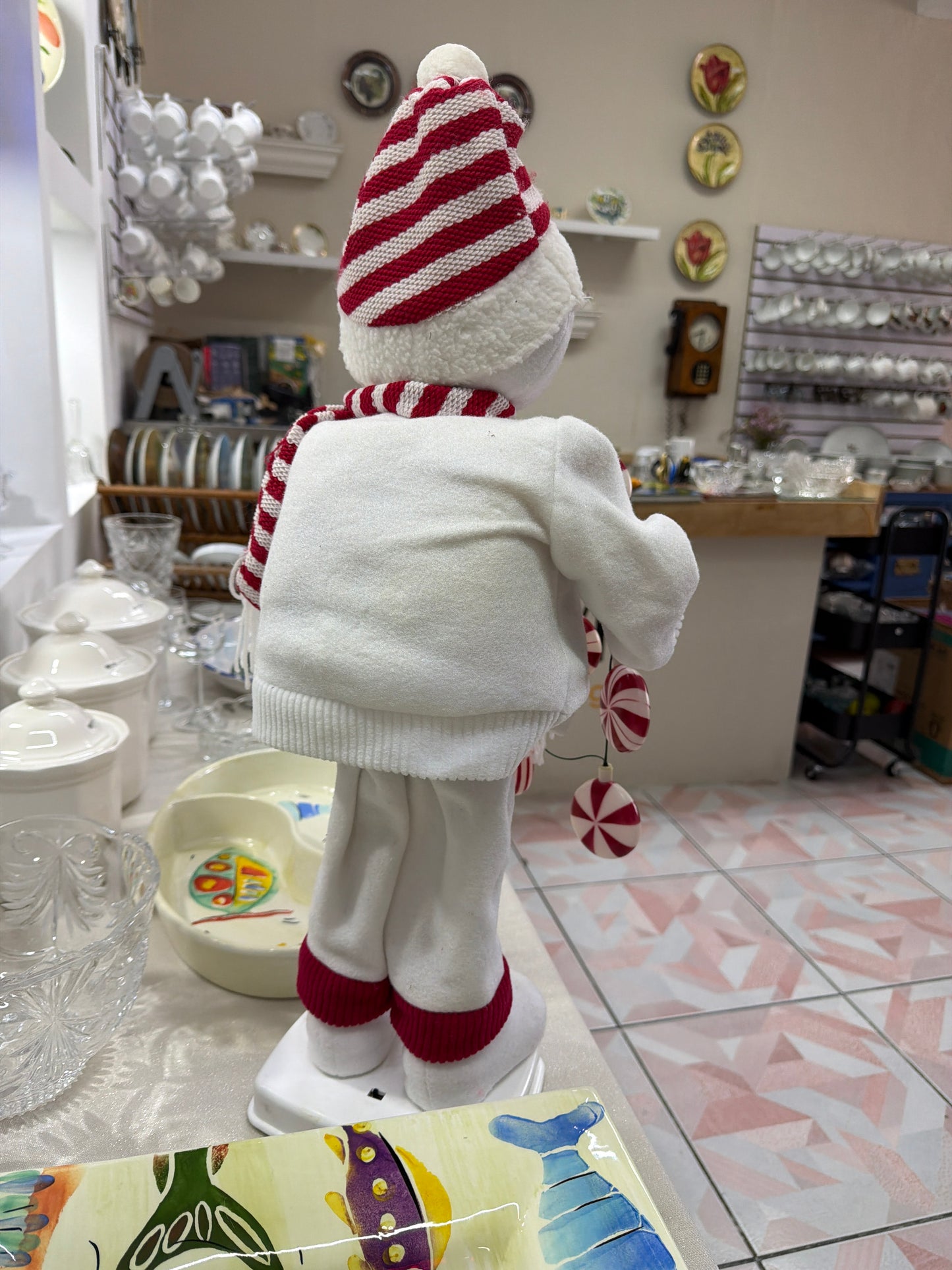 Muñeco de Nieve de felpa de 70 cm con luces integradas, sombrero y bufanda a rayas rojas y blancas.