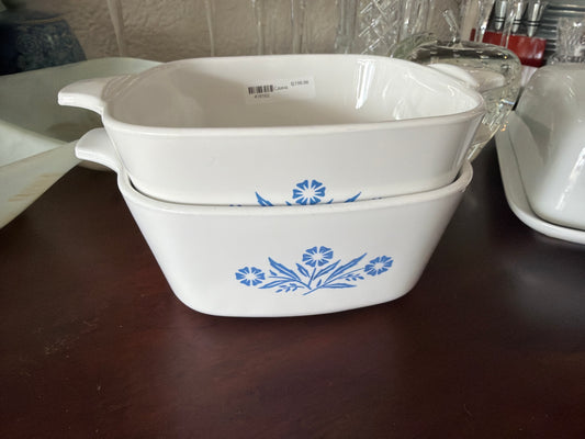 Pyrex presenta la cazuela vintage Corning Ware modelo P-43-B, reconocida por su patrón floral azul característico.