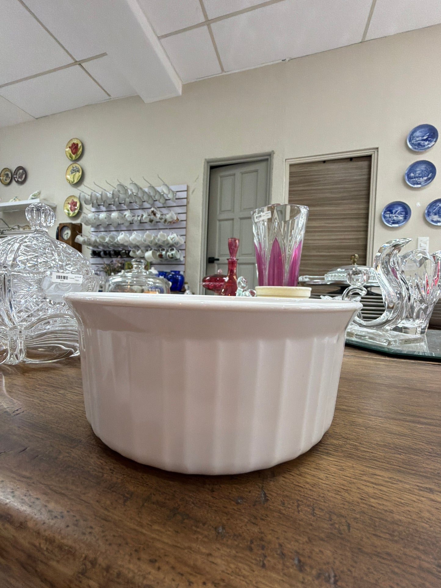Pyrex CorningWare French White F-5-B 1.6 litros, es una cazuela redonda de cerámica vitrificada con diseño exterior acanalado, adecuada para uso directo del horno a la mesa.