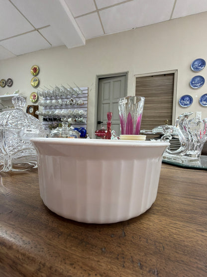 Pyrex CorningWare French White F-5-B 1.6 litros, es una cazuela redonda de cerámica vitrificada con diseño exterior acanalado, adecuada para uso directo del horno a la mesa.