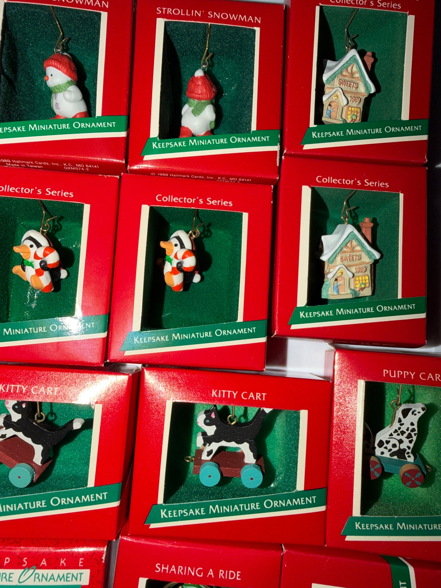 Adornos  miniatura Hallmark Keepsake de 1988 y 1989.
