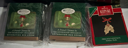 (El precio es individual )  Adorno miniatura de la serie Hallmark Keepsake 1995, edición coleccionista #8. Incluye diseño de caballo mecedor y muñeco de nieve,