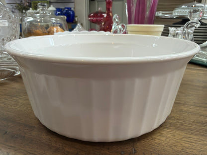 Pyrex CorningWare French White F-5-B 1.6 litros, es una cazuela redonda de cerámica vitrificada con diseño exterior acanalado, adecuada para uso directo del horno a la mesa.