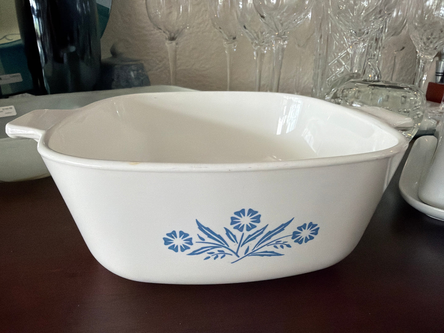 Pyrex presenta la cazuela vintage Corning Ware modelo P-1 1/2-B 1 1/2 litros reconocida por su patrón floral azul característico.