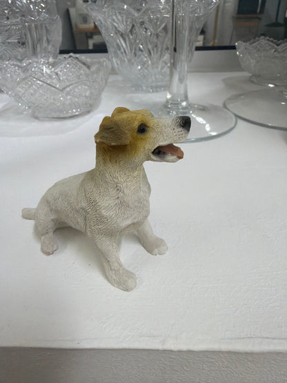 Figura vintage de perro Jack Russel de 7 cm de altura, elaborada con precisión y en excelente estado.