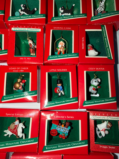 Adornos  miniatura Hallmark Keepsake de 1988 y 1989.