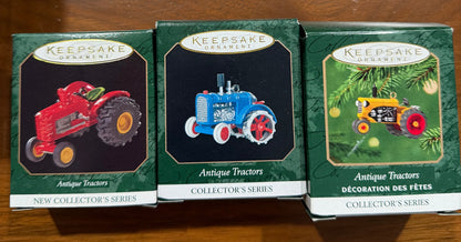 (El precio es por unidad) Esta colección presenta ornamentos Hallmark Keepsake de la Serie Collector, con modelos en miniatura como el camión de bomberos Murray 1996 y el coche infantil Garton Ford 1937.