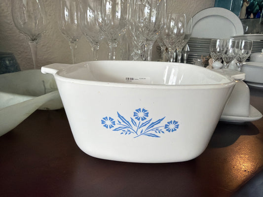 Pyrex presenta la cazuela vintage Corning Ware modelo P-1 3/4-B 1 3/4 reconocida por su patrón floral azul característico.