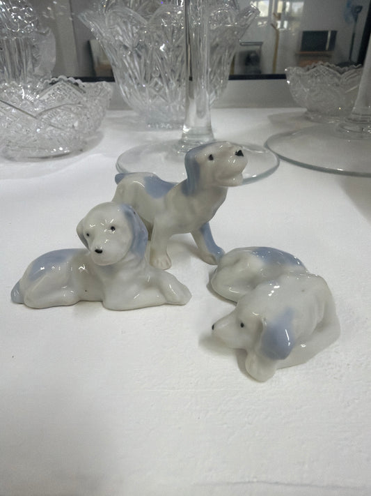Conjunto de tres figurillas de perro en porcelana azul y blanca, fabricadas en Japón.