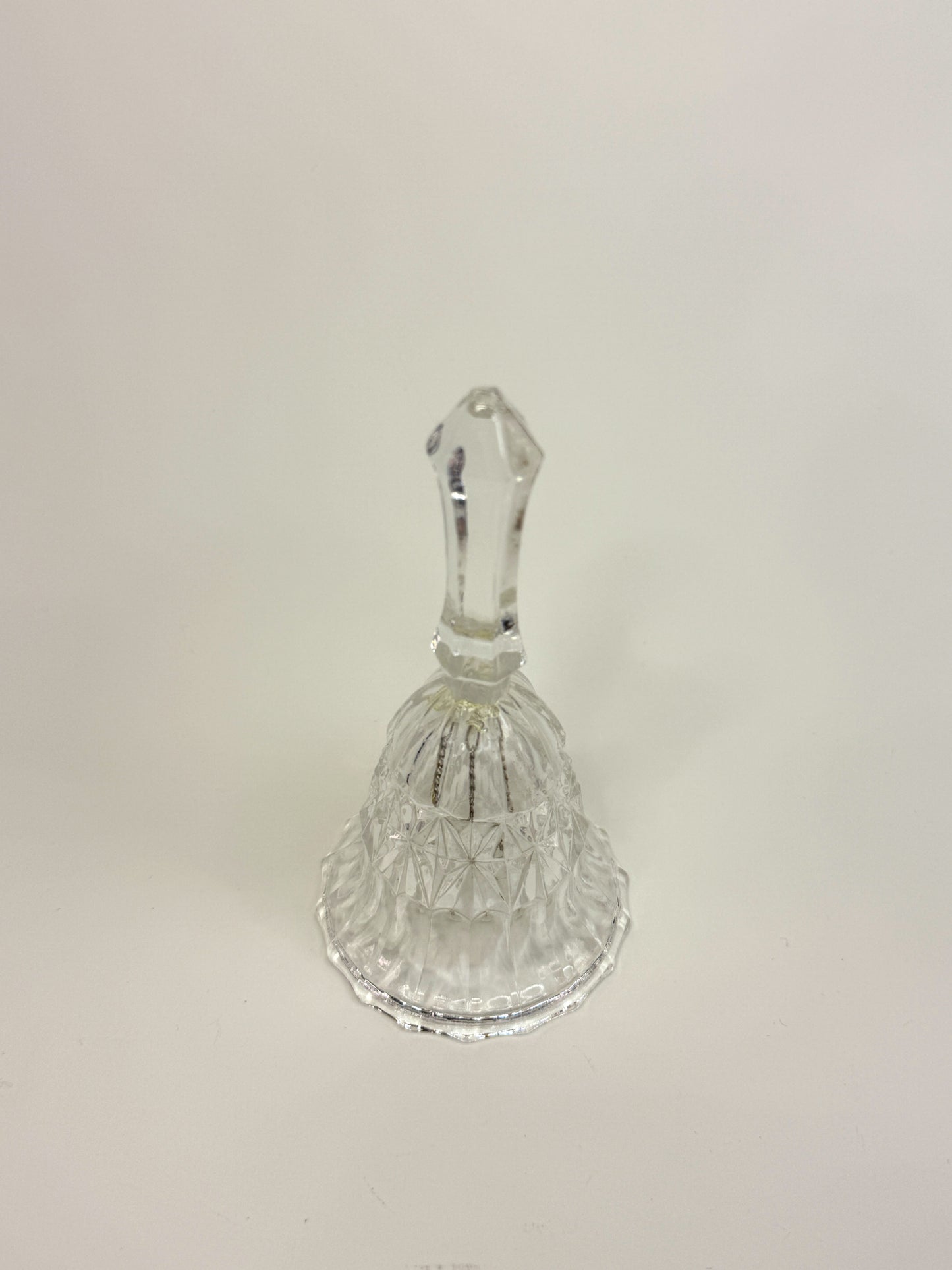 Campana de Vidrio Tallado con Base Ondulada 3"