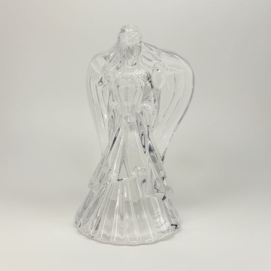 Candelabro decorativo en forma de ángel elaborado en vidrio transparente con acabado brillante.