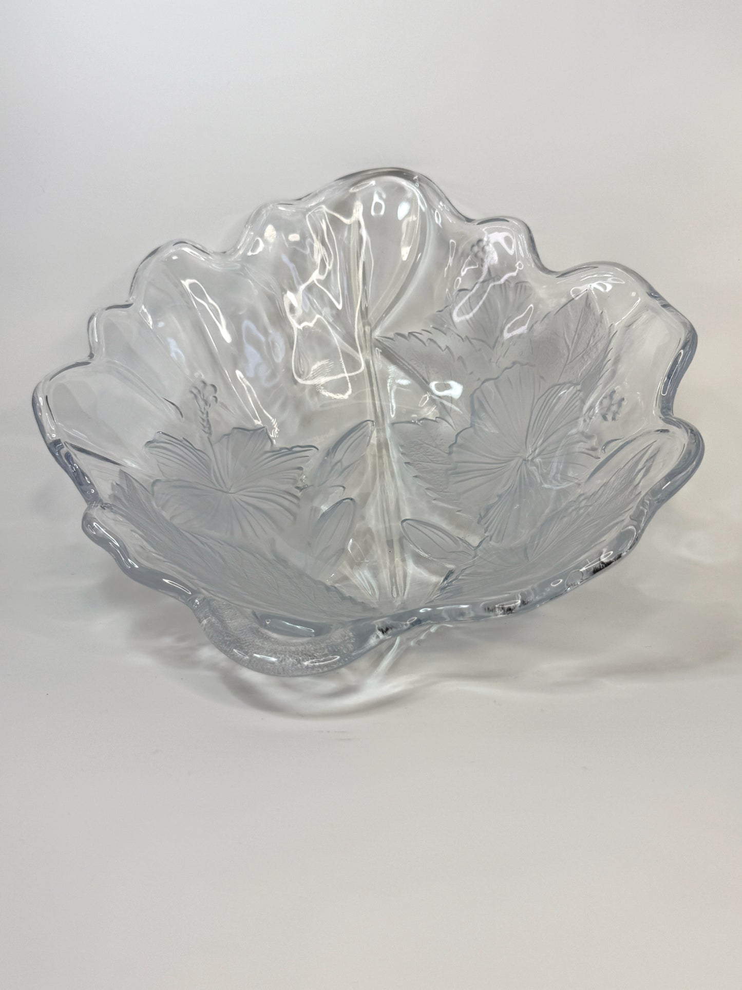 Bowl de Vidrio con Relieve Floral y Borde Ondulado