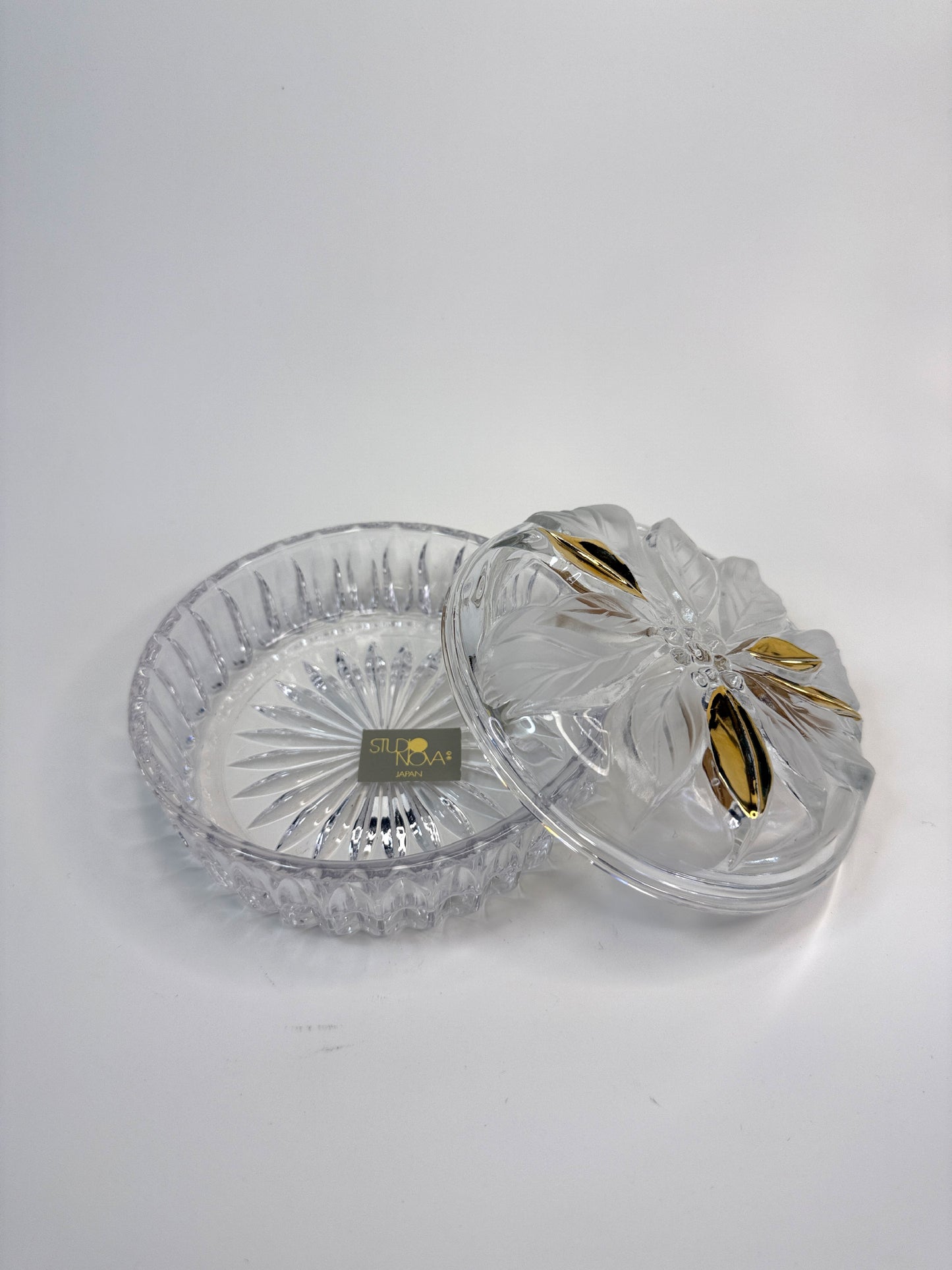 Bombonera de Vidrio con Flores y Detalles Dorados