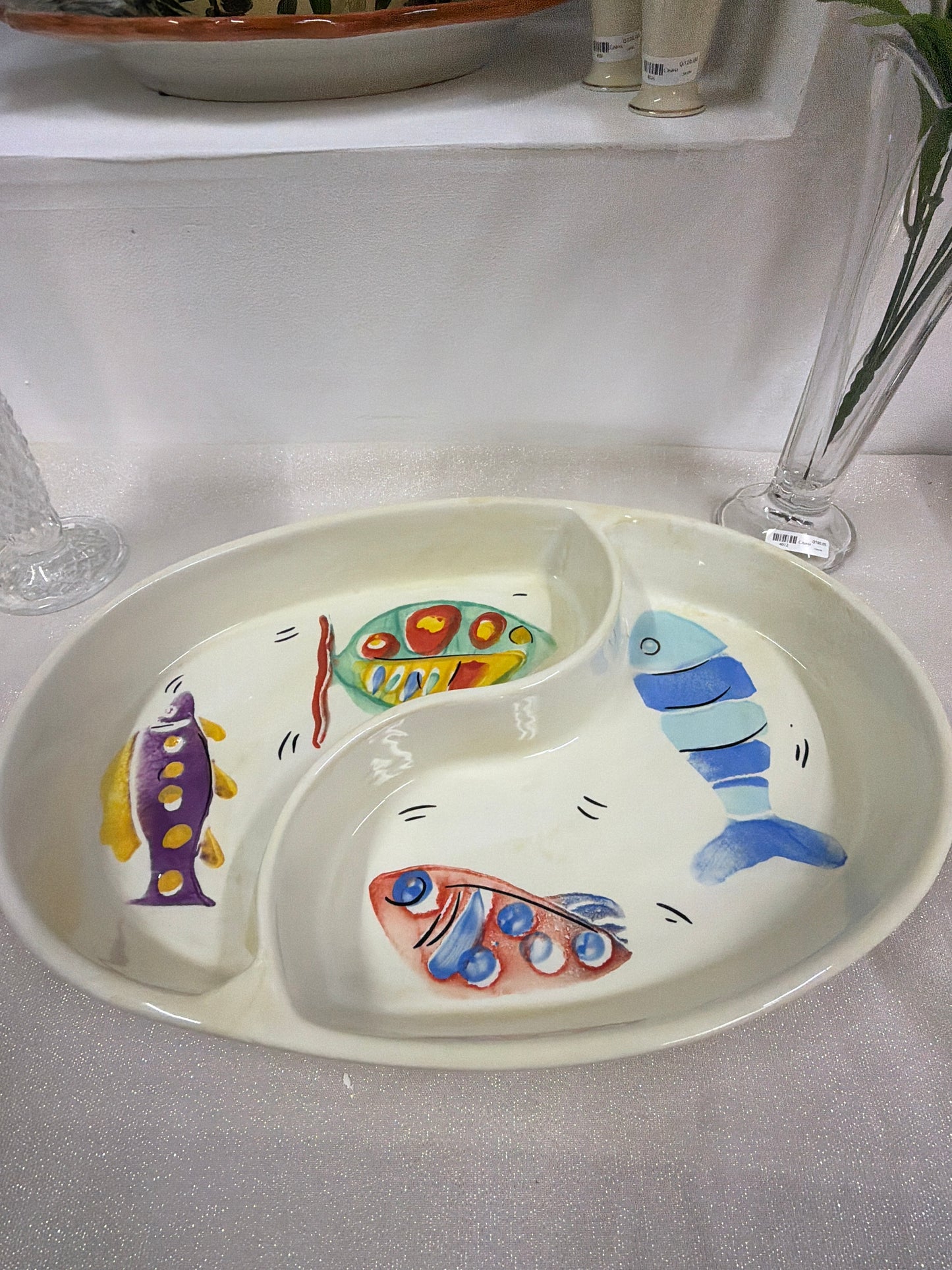 Bandeja cerámica italiana Antica Fornace de 41 cm de largo y 28 cm de ancho, con compartimentos divididos y diseño pintado a mano que representa peces coloridos.