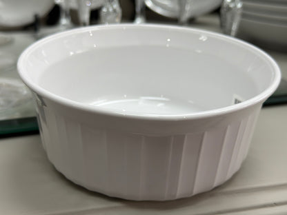 Pyrex CorningWare French White F-16-B 500ml, es una cazuela redonda de cerámica vitrificada con diseño exterior acanalado, adecuada para uso directo del horno a la mesa.