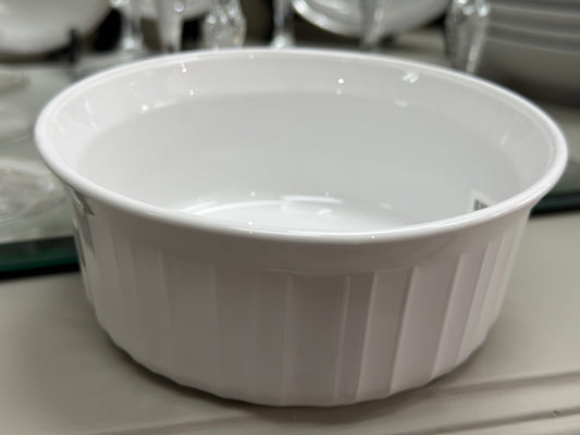 Pyrex CorningWare French White F-16-B 500ml, es una cazuela redonda de cerámica vitrificada con diseño exterior acanalado, adecuada para uso directo del horno a la mesa.