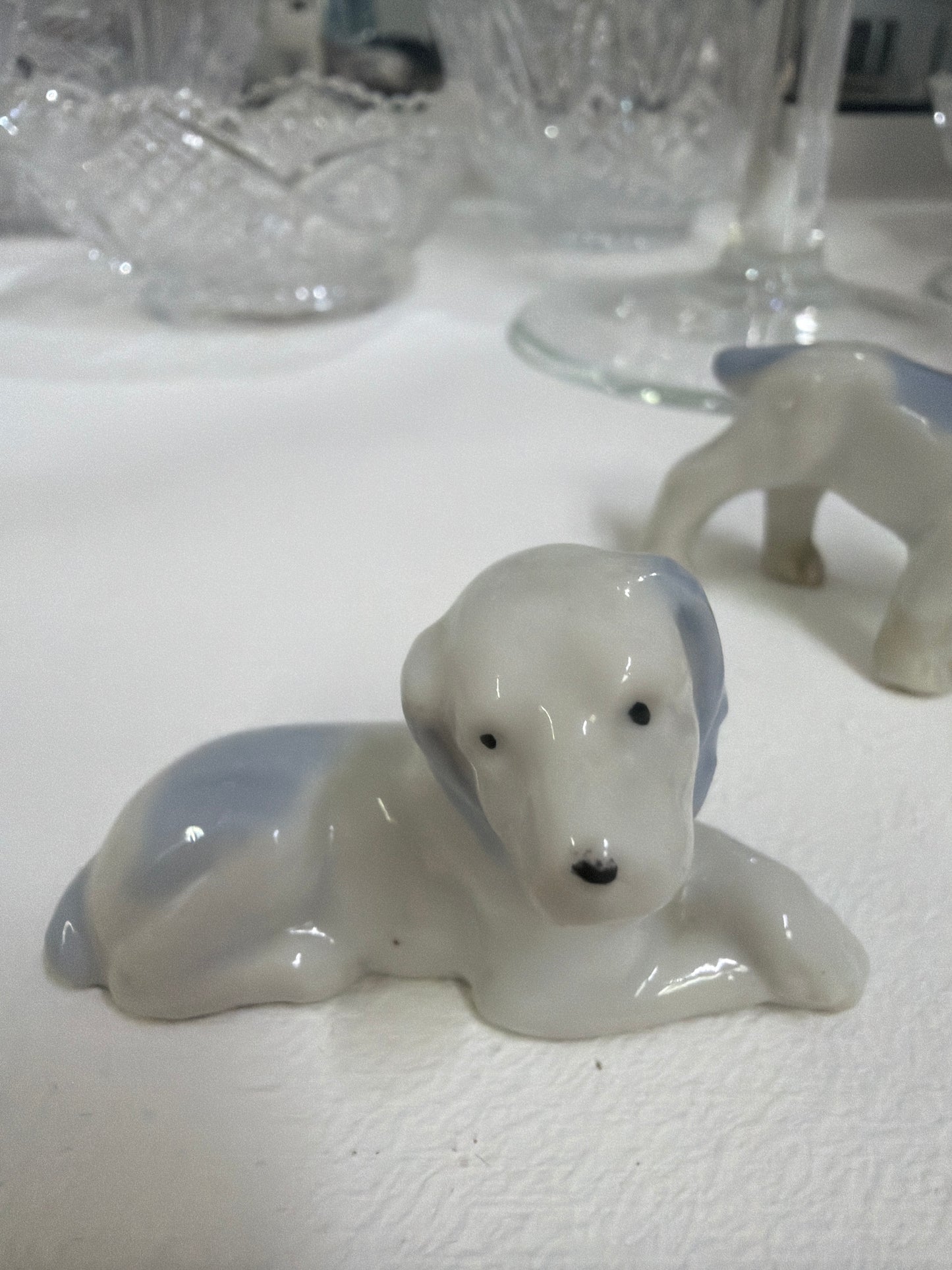 Conjunto de tres figurillas de perro en porcelana azul y blanca, fabricadas en Japón.