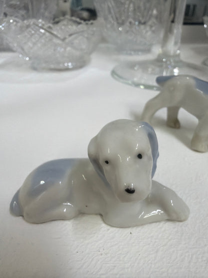 Conjunto de tres figurillas de perro en porcelana azul y blanca, fabricadas en Japón.