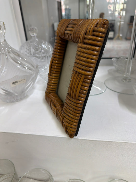 Marcos vintage de madera maciza recubiertos con ratán tejido, con dimensiones de 13.5 x 8.5 cm