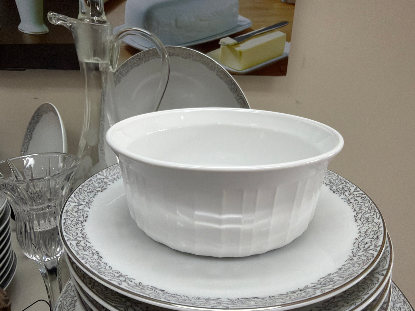 Pyrex CorningWare French White F-16-B 500ml, es una cazuela redonda de cerámica vitrificada con diseño exterior acanalado, adecuada para uso directo del horno a la mesa.