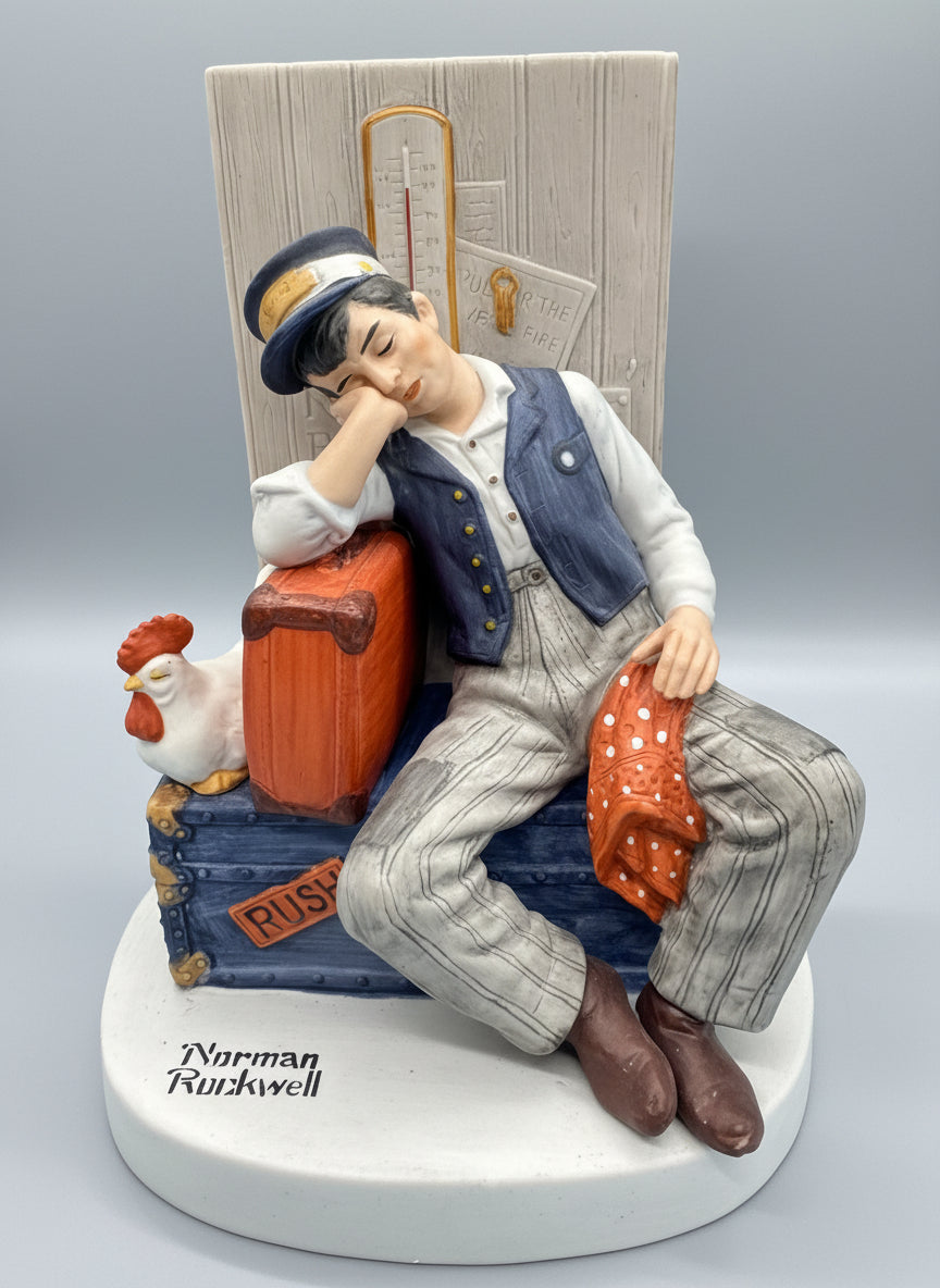 Norman Rockwell Muestra a un joven mensajero o botones dormido sobre su equipaje, que incluye una maleta con la etiqueta "RUSH" (prisa), mientras un gallo se encuentra a su lado.