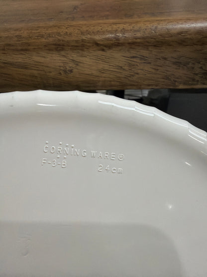 Plato para pie CorningWare French White de 26 cm con borde acanalado, fabricado en cerámica blanca duradera.