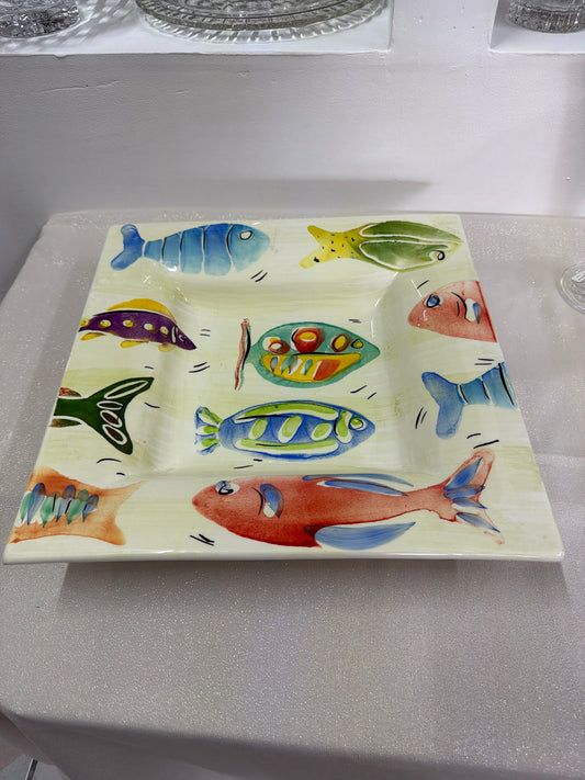 Fuente o plato cuadrada de cerámica artesanal italiana de 37 cm, decorada con ilustraciones de peces multicolores pintadas a mano.