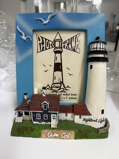 Portarretratos en resina 3D con imagen del faro Highland Light en North Truro, Massachusetts. Dimensiones para fotos de 8,9 cm x 12,7 cm.