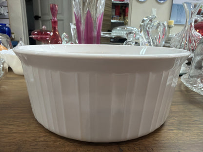 Pyrex CorningWare French White F-1-B 2.5 litros, es una cazuela redonda de cerámica vitrificada con diseño exterior acanalado, adecuada para uso directo del horno a la mesa.