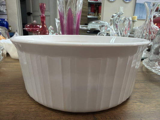 Pyrex CorningWare French White F-1-B 2.5 litros, es una cazuela redonda de cerámica vitrificada con diseño exterior acanalado, adecuada para uso directo del horno a la mesa.