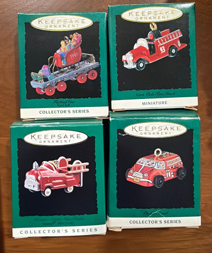 (El precio es por unidad) Esta colección presenta ornamentos Hallmark Keepsake de la Serie Collector, con modelos en miniatura como el camión de bomberos Murray 1996 y el coche infantil Garton Ford 1937.