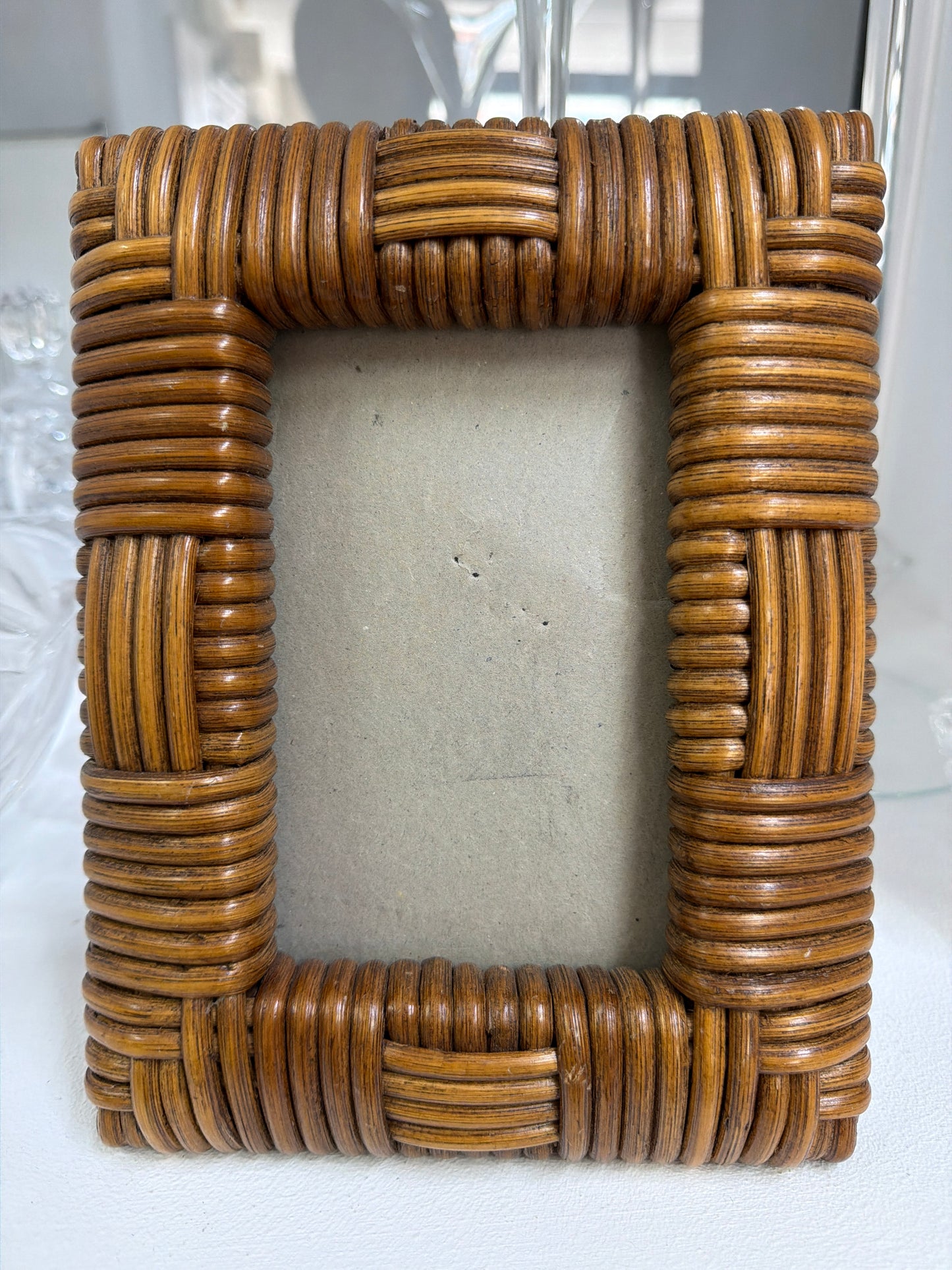 Marcos vintage de madera maciza recubiertos con ratán tejido, con dimensiones de 13.5 x 8.5 cm