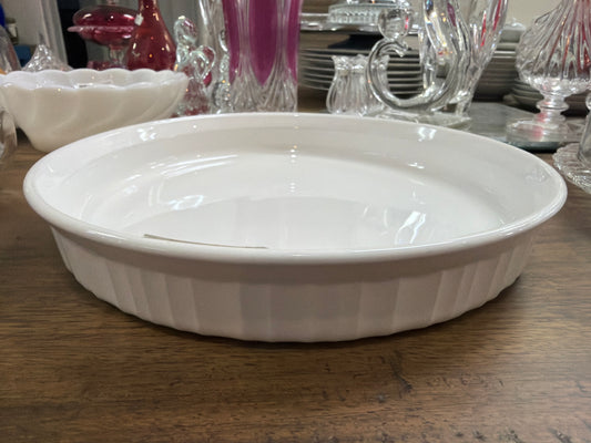 Plato para pie CorningWare French White de 26 cm con borde acanalado, fabricado en cerámica blanca duradera.