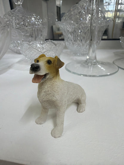 Figura vintage de perro Jack Russel de 7 cm de altura, elaborada con precisión y en excelente estado.