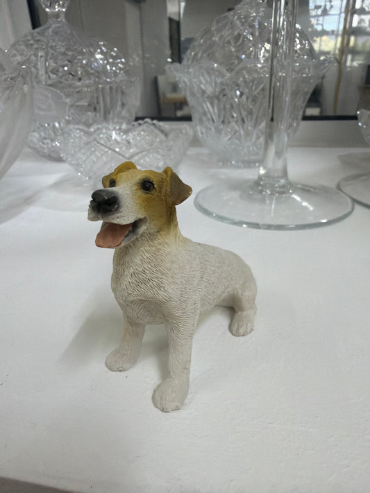 Figura vintage de perro Jack Russel de 7 cm de altura, elaborada con precisión y en excelente estado.