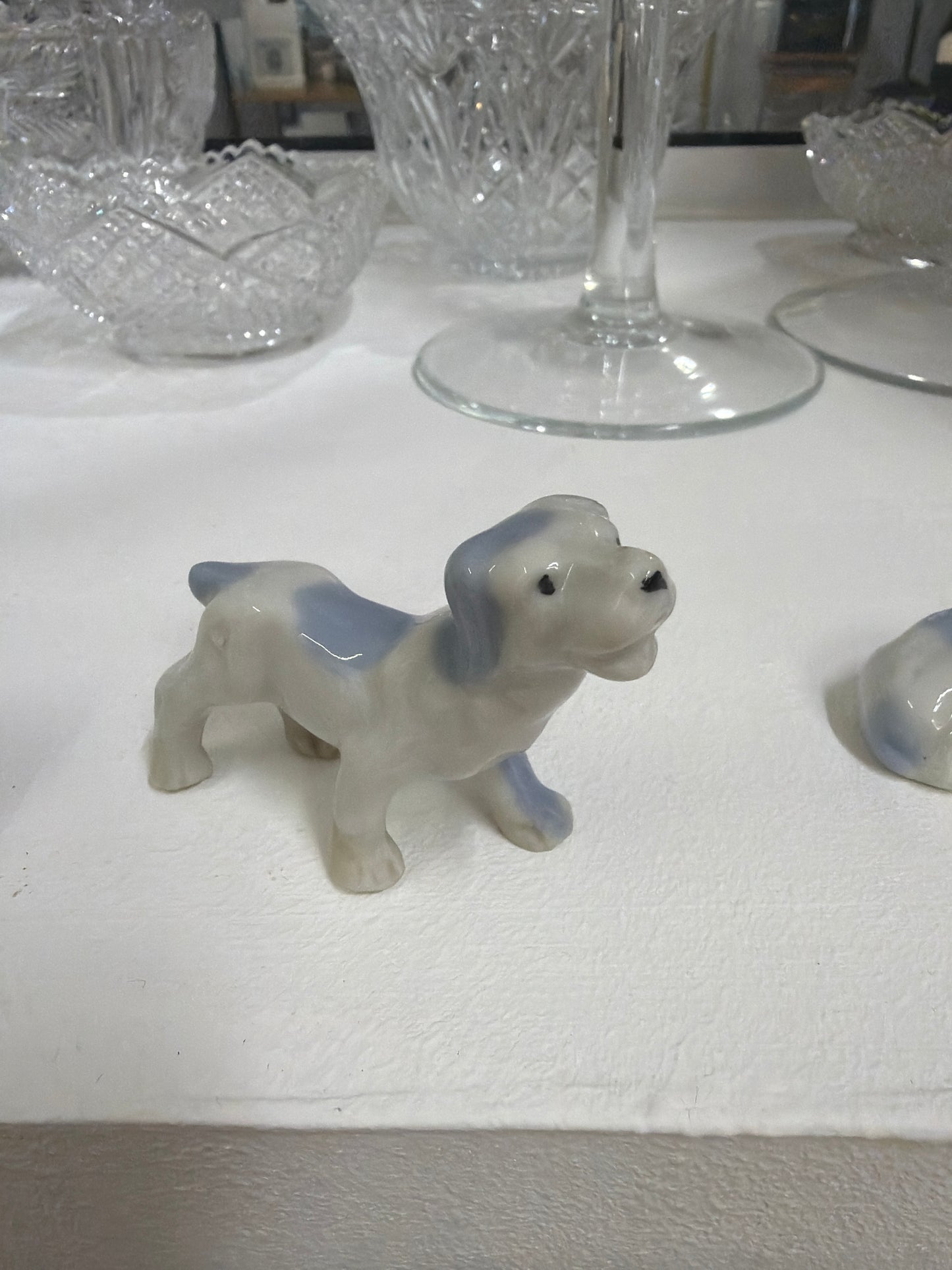 Conjunto de tres figurillas de perro en porcelana azul y blanca, fabricadas en Japón.