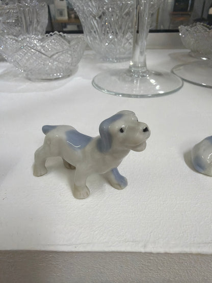 Conjunto de tres figurillas de perro en porcelana azul y blanca, fabricadas en Japón.